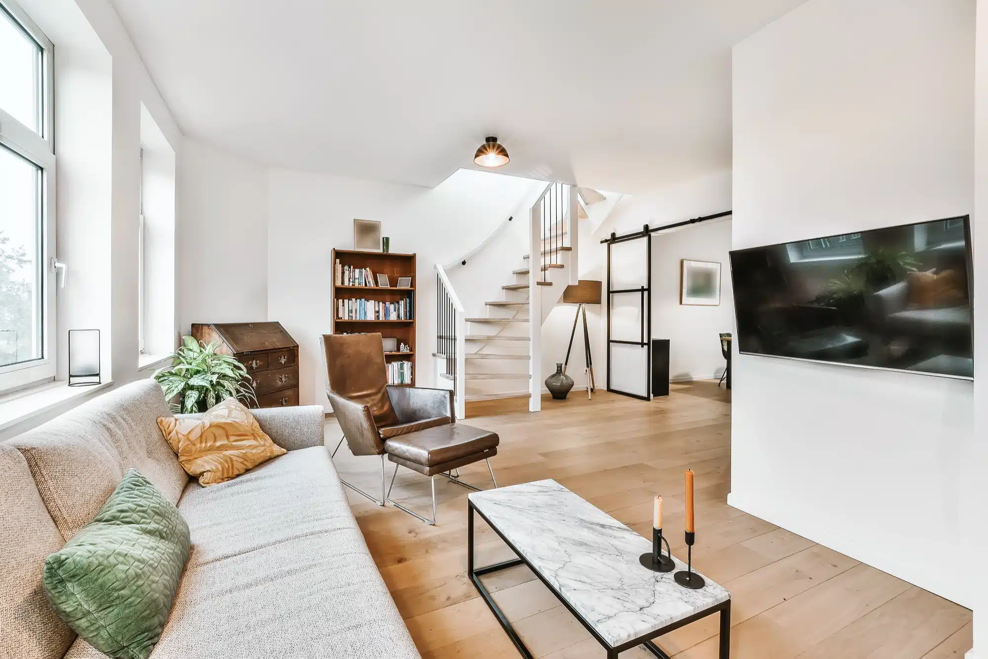 Salon rénové avec escalier design et mobilier contemporain à Amiens