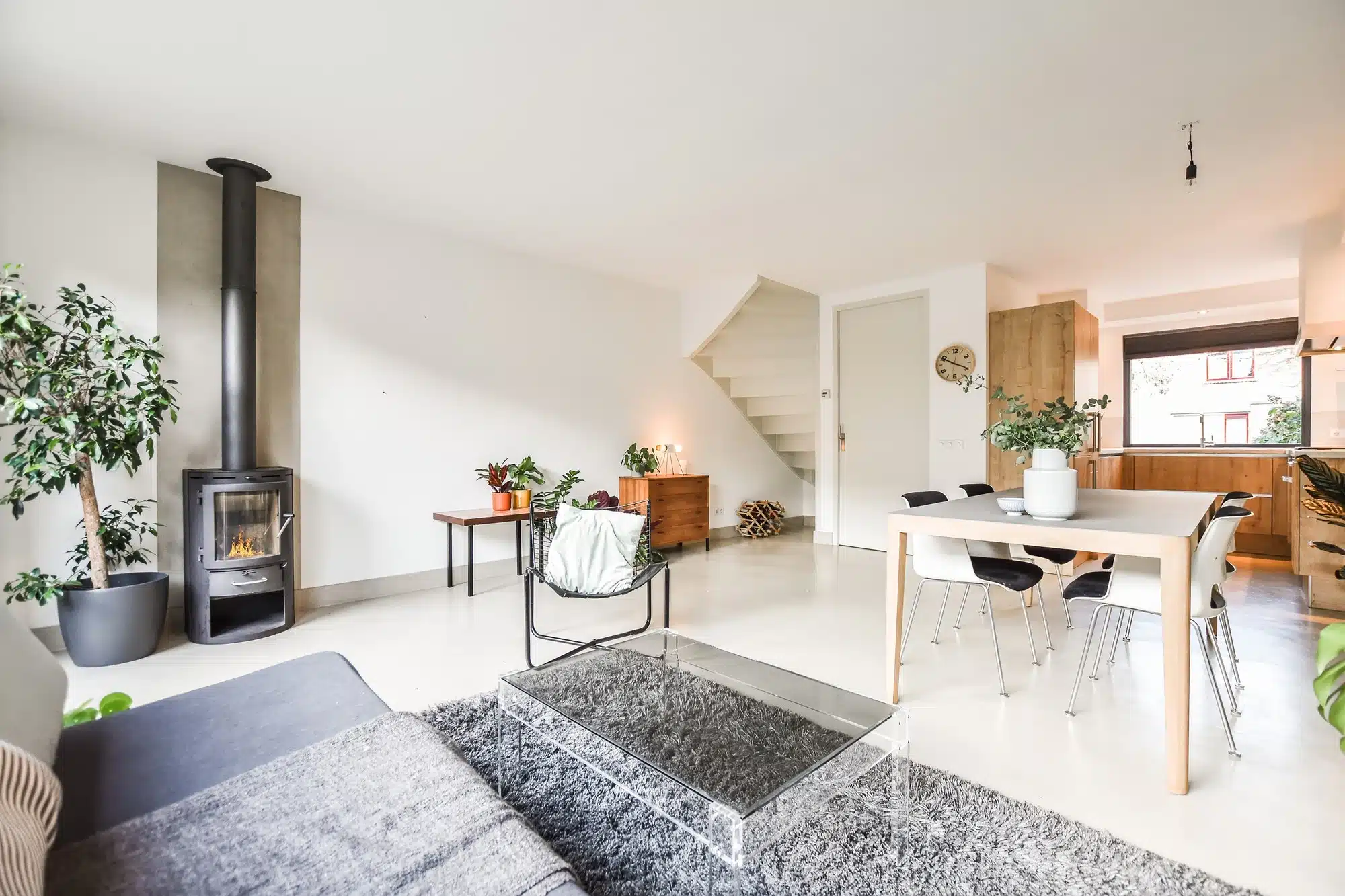 Espace de vie rénové avec poêle à bois moderne à Amiens