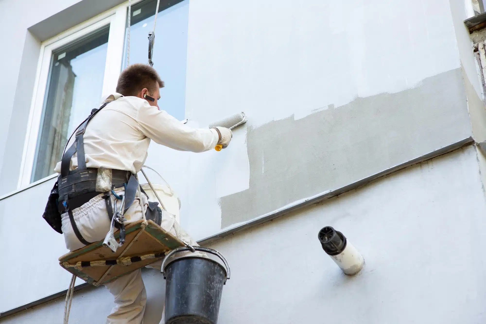 Ravalement de façade avec application de peinture blanche à Amiens