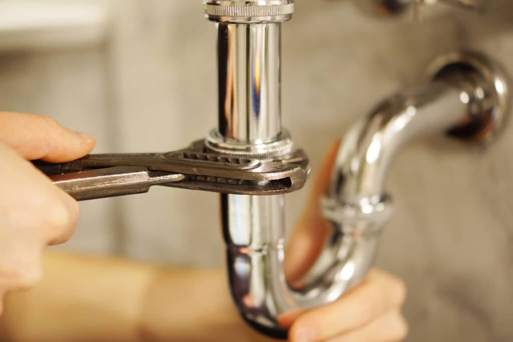 Réparation de siphon chromé par un plombier à Amiens