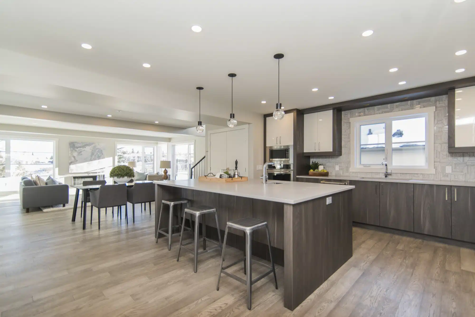 Cuisine moderne rénovée avec ilot central dans une maison à Amiens