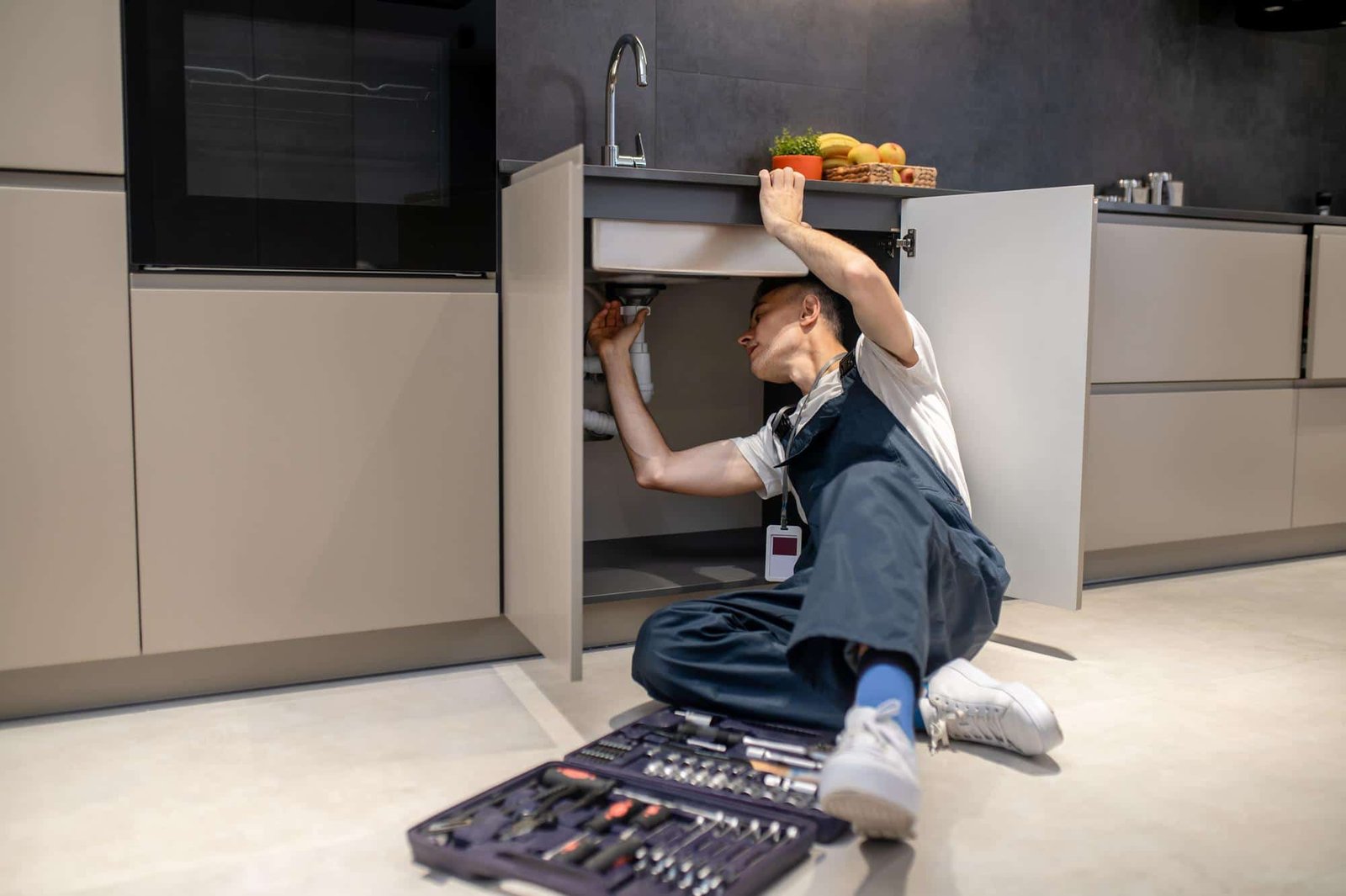 Plombier réparant une fuite sous évier à Amiens
