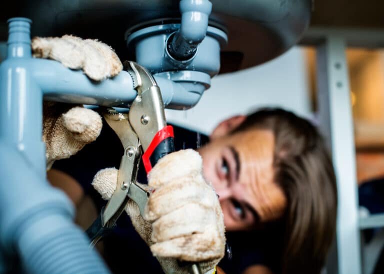 Réparation d'une fuite sous évier par un plombier à Amiens