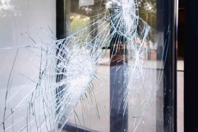 Vitre brisée suite à un impact nécessitant une intervention de vitrerie à Amiens