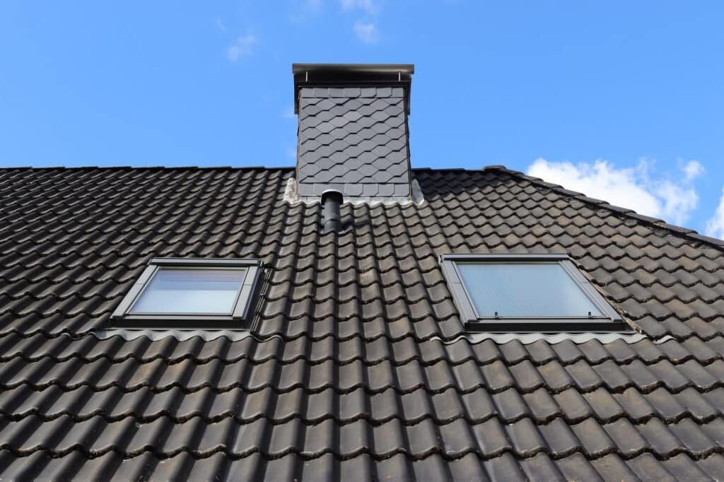 Toiture rénovée avec fenêtres de toit et cheminée en tuiles à Amiens